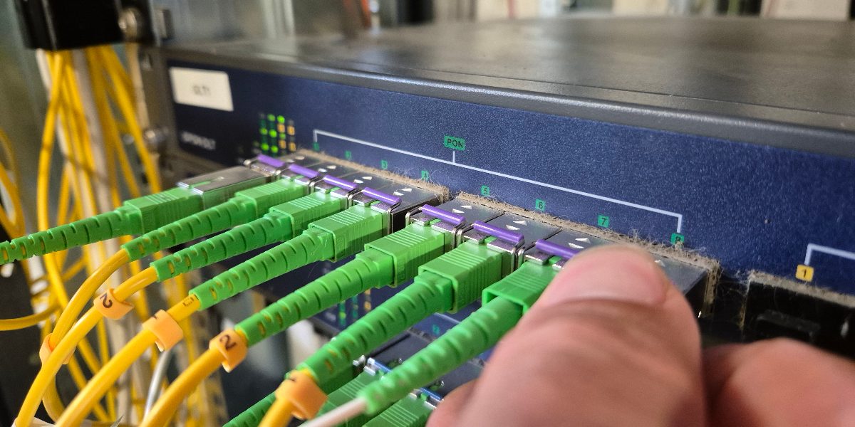 Branchement de fibres sur un équipement réseau